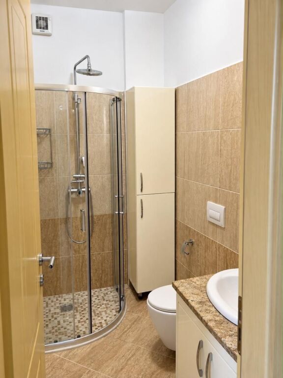 Jepet Apartament me qera ministria e arsimit 600