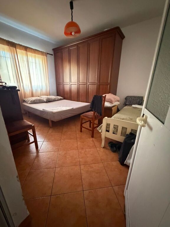 Apartament i gjerë në katin e parë me 2 dhoma gjumi dhe ballkon