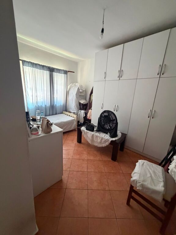 Apartament i gjerë në katin e parë me 2 dhoma gjumi dhe ballkon