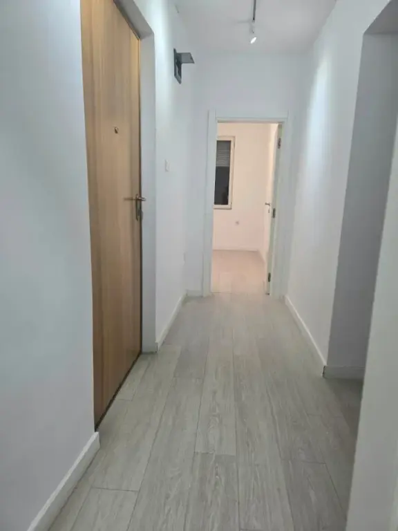 Affitto | Apartament 3 + 1 | kryqezimi 21 Dhjetori | 800 €/mese