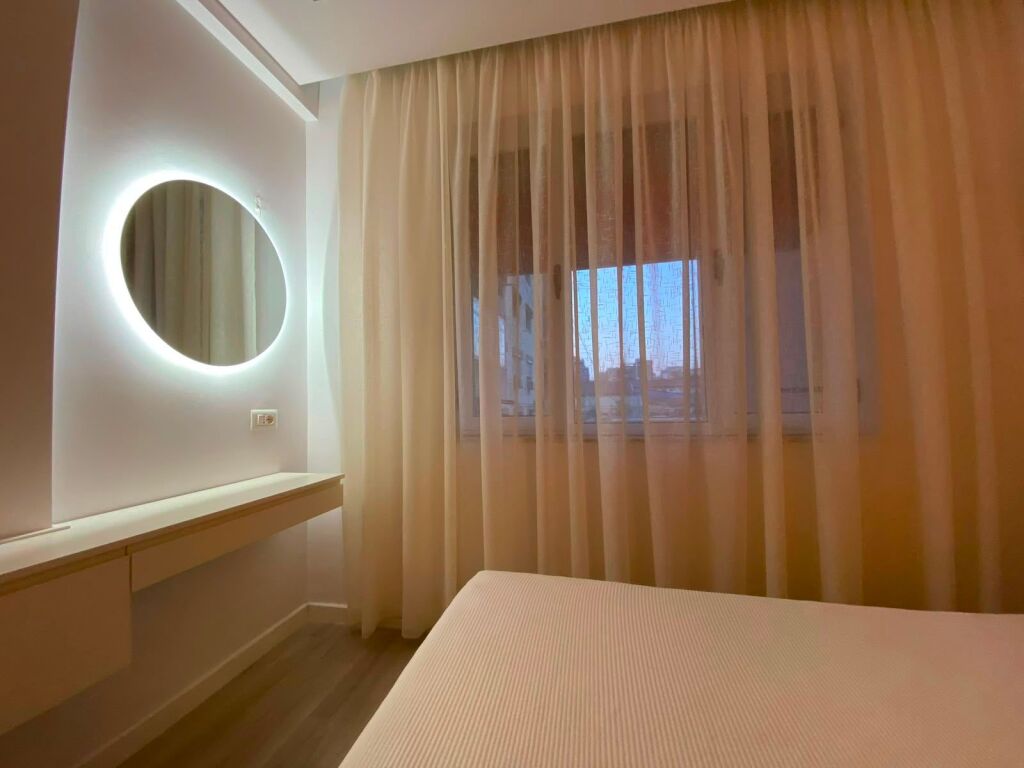 Shitet apartament tek Pazari I Ri
