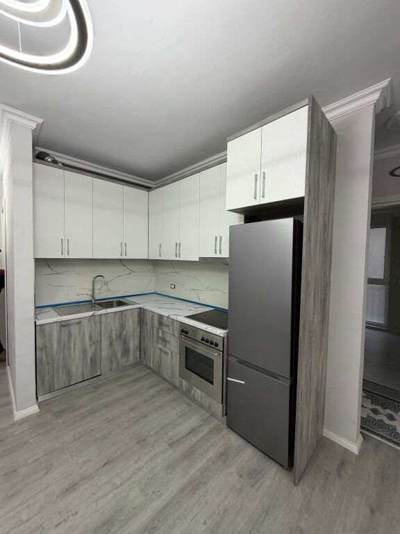 Apartament per qira 2+1+🅿️ tek Ish Fusha e Aviacionit cmimi 80,000 leke