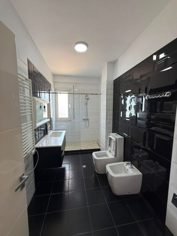 Shitet apartament 2+1 tek Liqeni i Thate , prane Marketi Im .