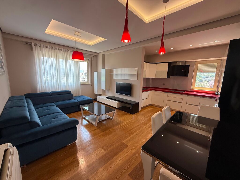 Shitet apartament 2+1 tek Liqeni i Thate , prane Marketi Im .