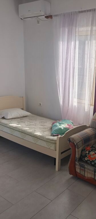 Garsionere 25000 leke. Its ok. Ish tregu elektrik