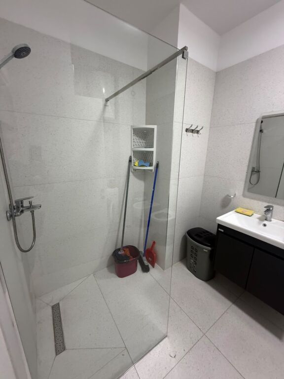 Shitet apartament 2+1 tek Liqeni i Thate , prane Marketi Im .