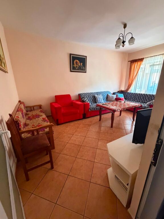 Apartament i gjerë në katin e parë me 2 dhoma gjumi dhe ballkon