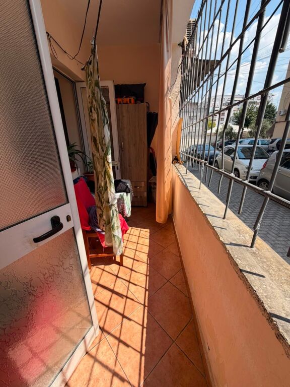 Apartament i gjerë në katin e parë me 2 dhoma gjumi dhe ballkon