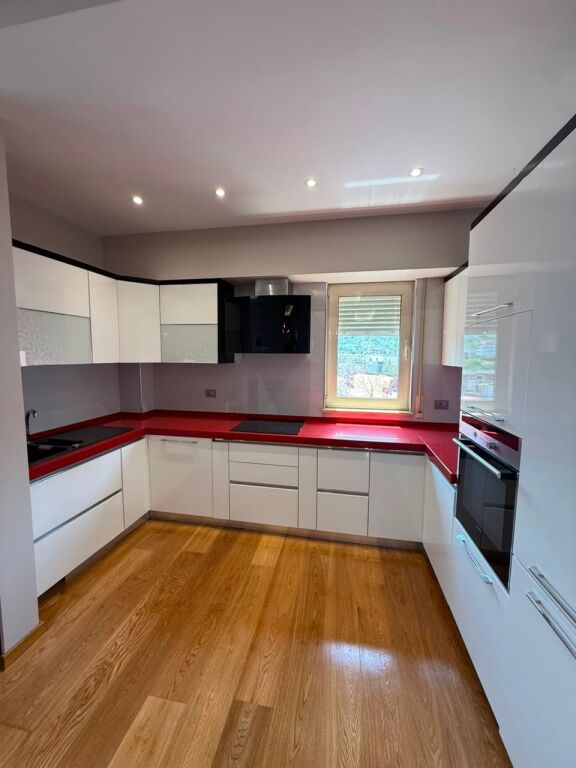 Shitet apartament 2+1 tek Liqeni i Thate , prane Marketi Im .