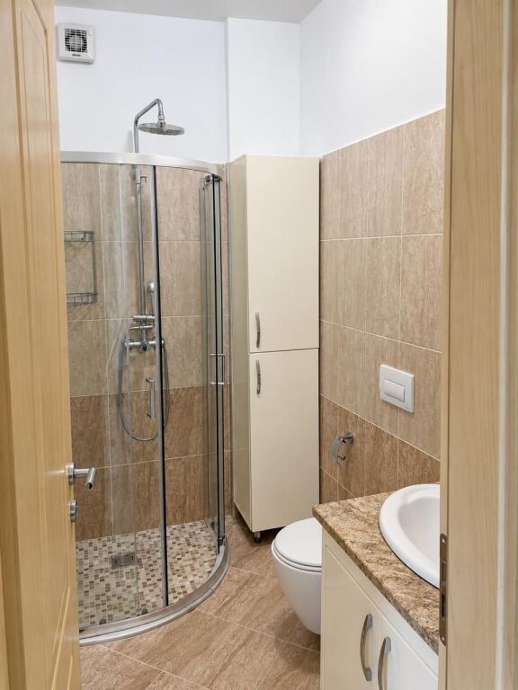 Jepet Apartament me qera ministria e arsimit 600