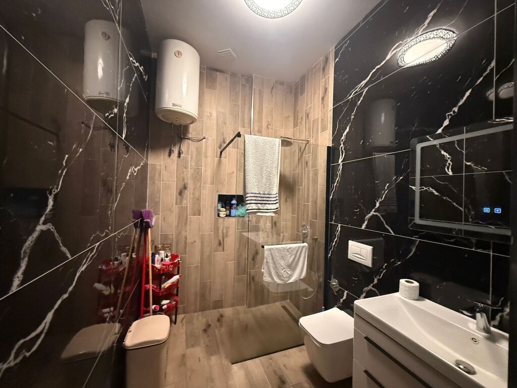 Shitet Apartament 3+1