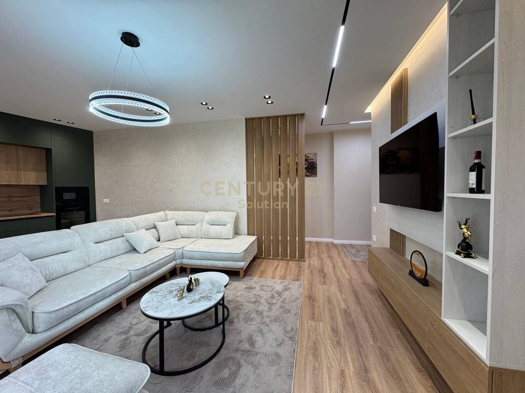 SHESIM 2+1PRANE BULEVARDIT TE RI 240,000 €