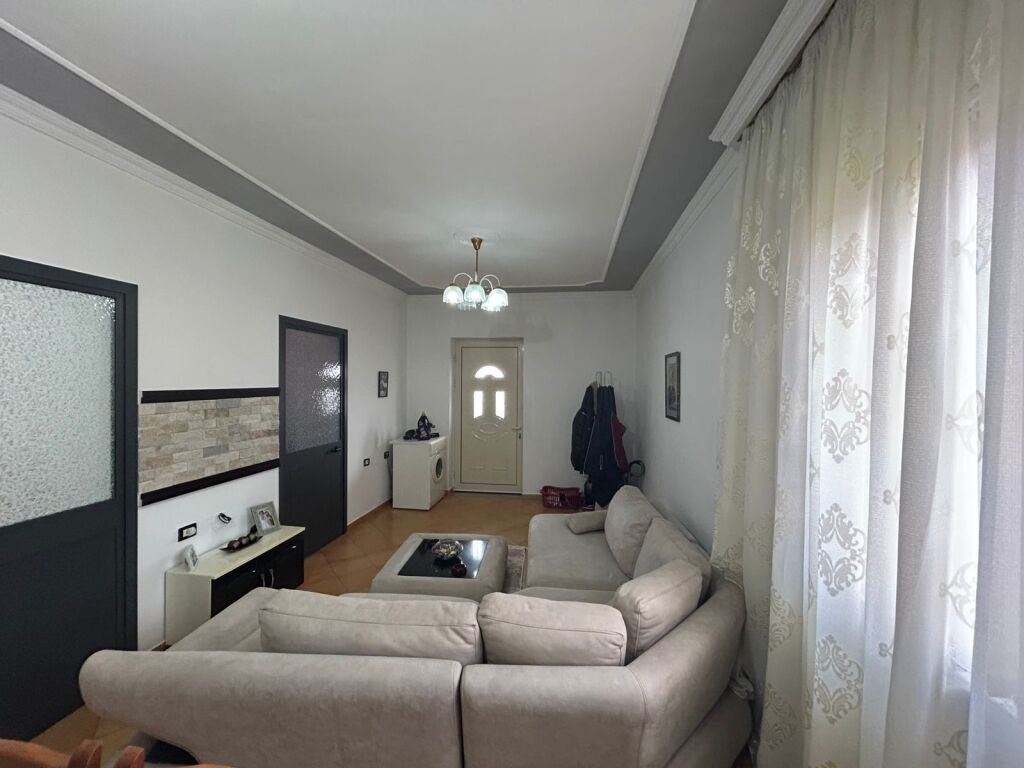 🏠Ne zonen e Ish Frigoriferit jepet me qera kati i II-te i nje vile 2+1,e mobiluar 50,000Leke