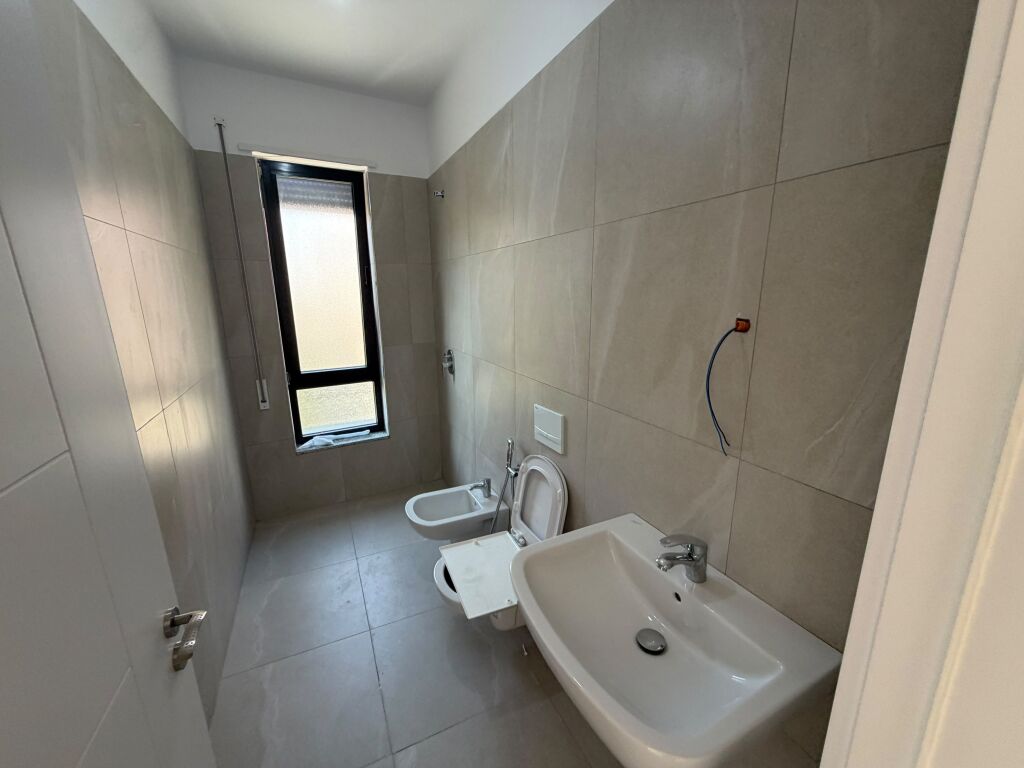 Jepet me qera apartament 3+1 Rruga 5 Maji