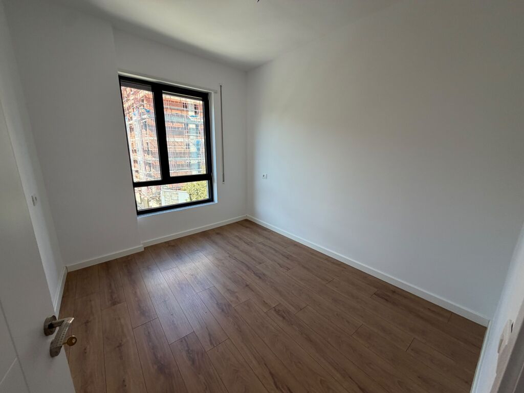 Jepet me qera apartament 3+1 Rruga 5 Maji