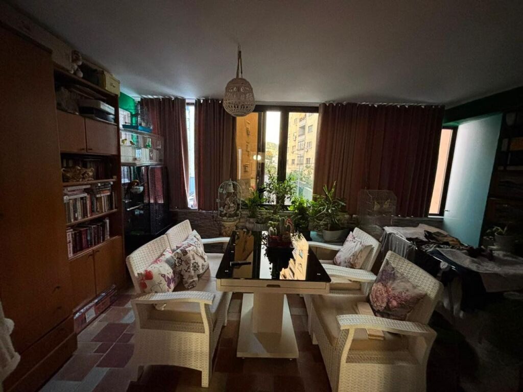 VENDESI APPARTAMENTO 3+1+2 VIA KOSOVAREVE 300.000 EURO FH-93905