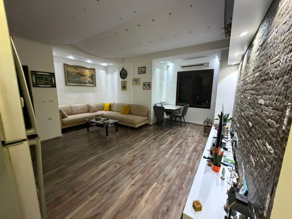 🏡 APARTAMENT 2+1+2 ME QIRA – LUNGOMARE, VLORË
