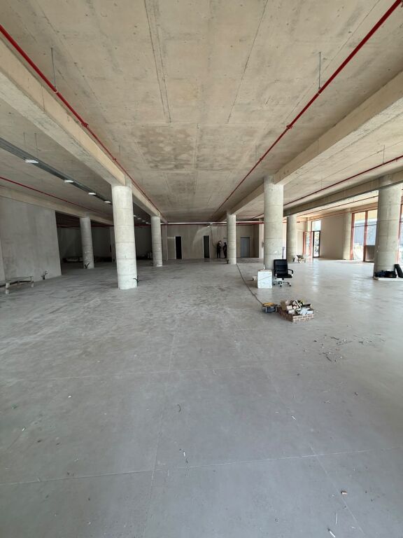 JEPET ME QIRA SHOWROOM 3,500 m² | AUTOSTRADA TIRANË-DURRËS, KM 5