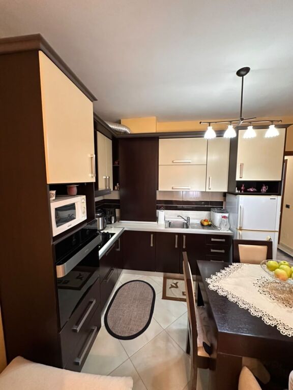 Shitet apartament 2+1 tek Pallatet Cabej , Yzberisht , Astir , Kashar .
