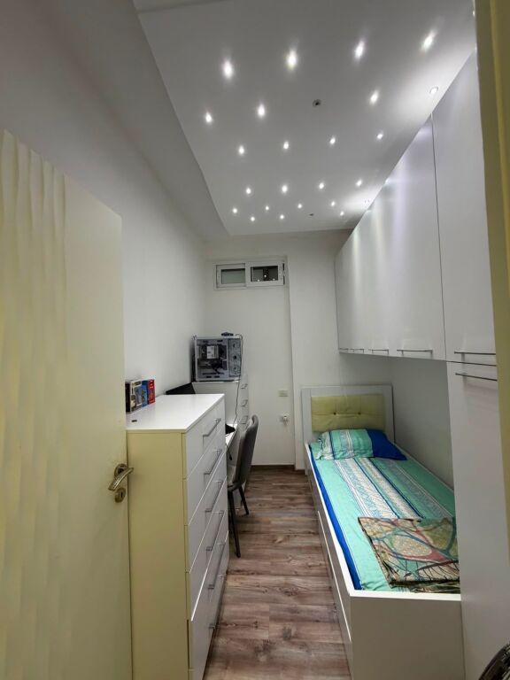 🏡 APARTAMENT 2+1+2 ME QIRA – LUNGOMARE, VLORË