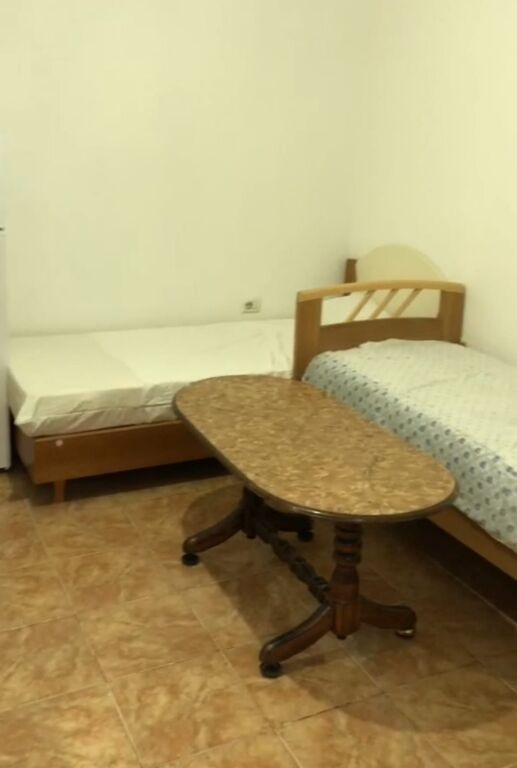 Jepet me qira garsoniere e mobiluar kati i pare shtepi private Astir 21,000 l/muaj