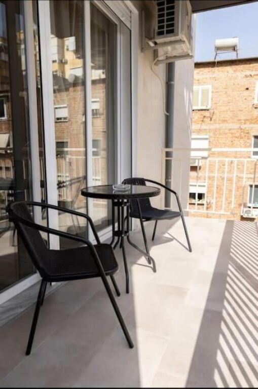 Qera | Apartament 1 + 1 + Parkim | Rruga e Barrikadave | 1000 €/muaj
