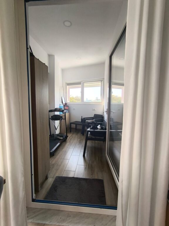 Shitet apartament 2+1+2 dhe parkim në Mangalem