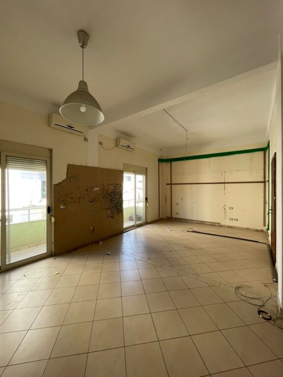 20892544🏢 **COMMERCIAL SPACE FOR RENT – ROADSIDE LOCATION** **Durrës City Center, near Blue Star**
