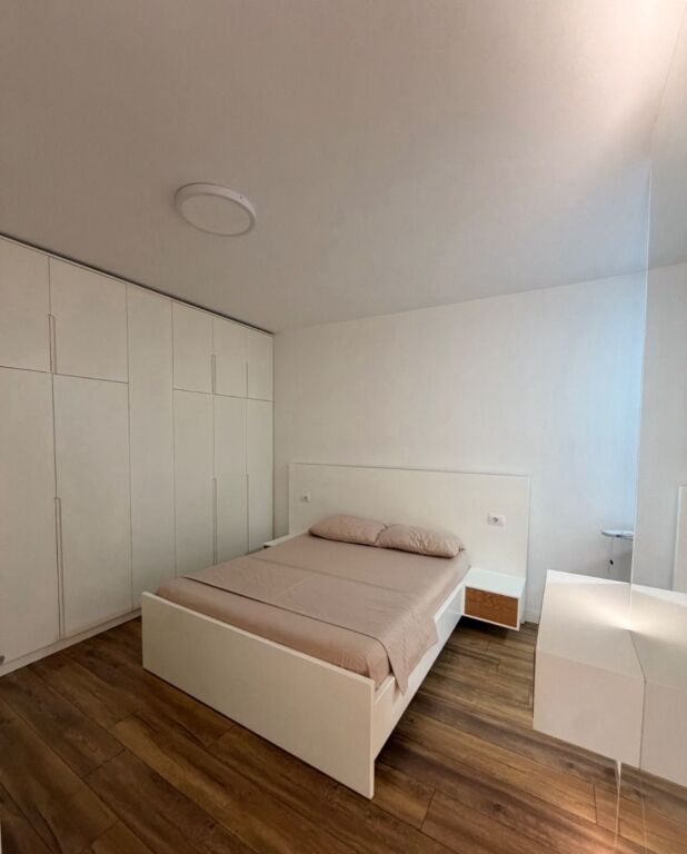Jepet me qera Apartamenti 2+1 , Astir tek rrethi 600 mije leke te vjetra