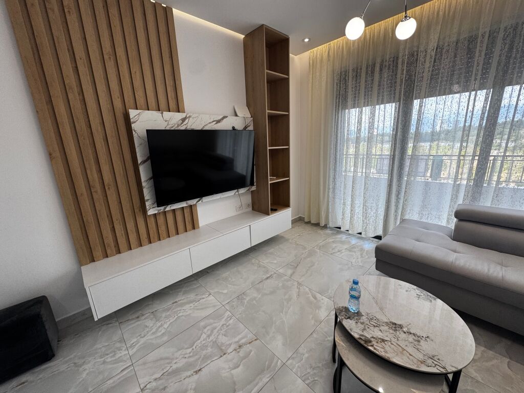 Jepet me qera 1+1 + post parkimi liqeni i thate