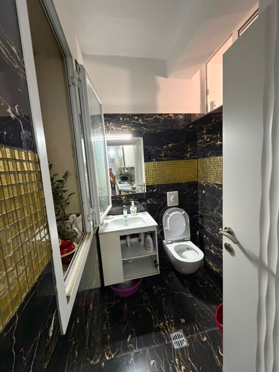 🏡 APARTAMENT 2+1+2 ME QIRA – LUNGOMARE, VLORË