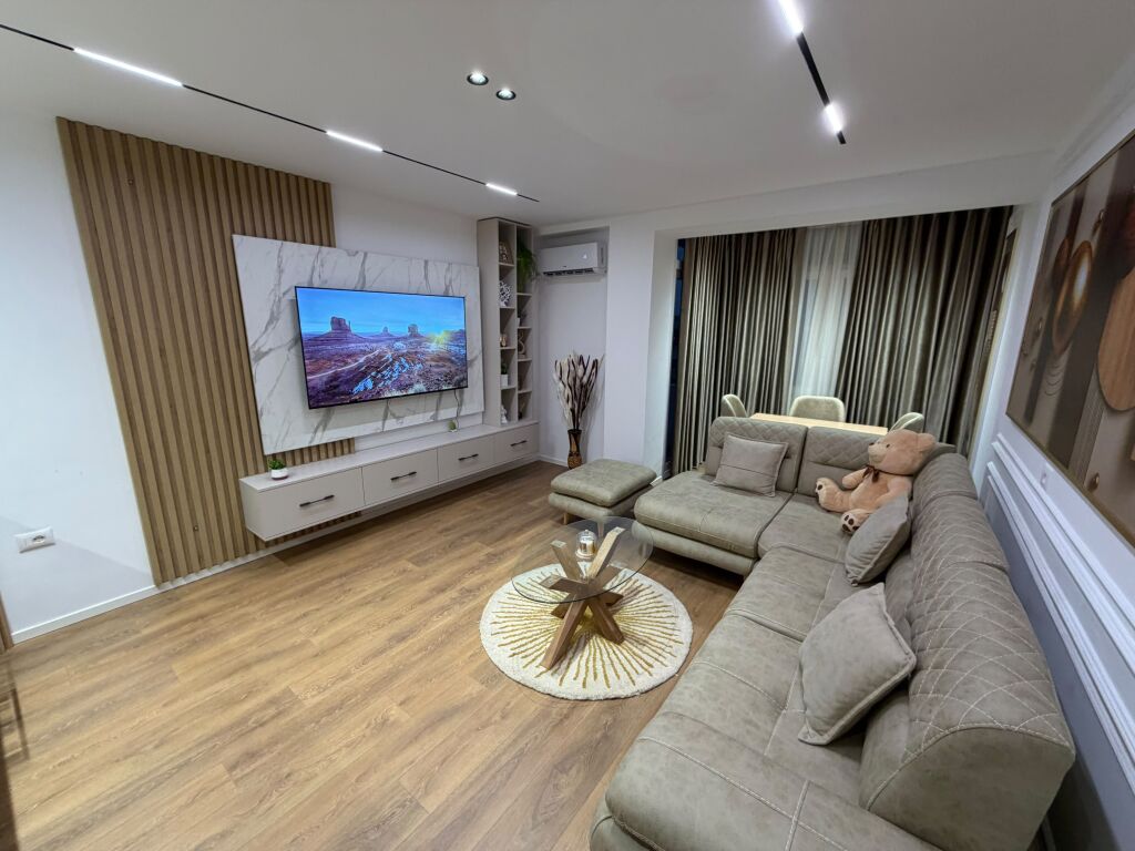 🏠 APPARTAMENTO IN AFFITTO 1+1 – 21 DHJETORI  📍 Indirizzo: 21 Dhjetori 🏢 Piano: 3 🛋️ Arredato ✨ Mai abitato prima 📐 Tipologia: 1+1  💰 Prezzo: 700 mila lek/mese 📅 Pagamento annuale: 650 mila lek/mese  