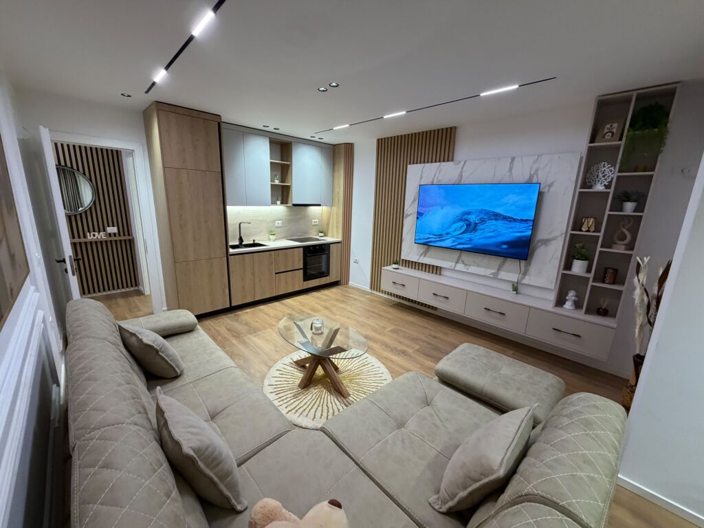🏠 APPARTAMENTO IN AFFITTO 1+1 – 21 DHJETORI  📍 Indirizzo: 21 Dhjetori 🏢 Piano: 3 🛋️ Arredato ✨ Mai abitato prima 📐 Tipologia: 1+1  💰 Prezzo: 700 mila lek/mese 📅 Pagamento annuale: 650 mila lek/mese  