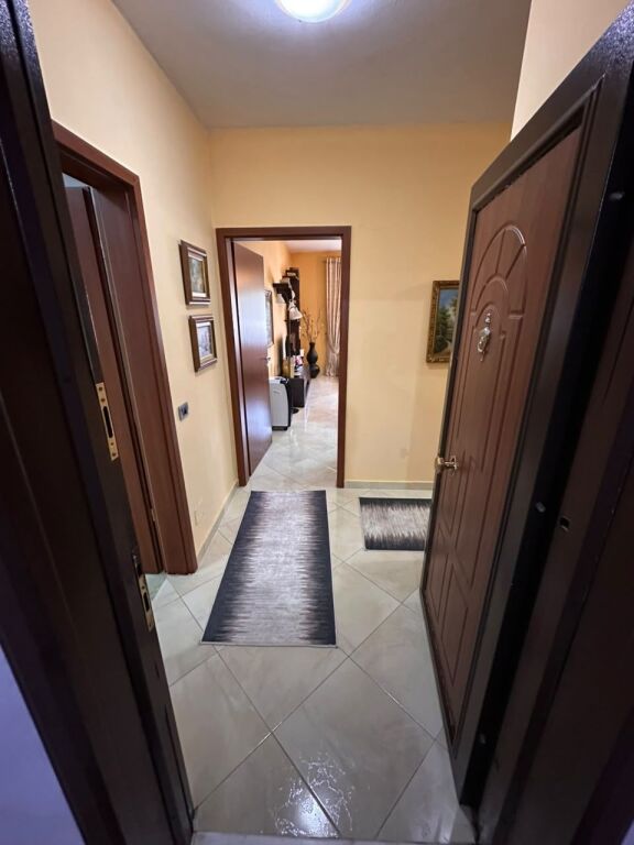 Appartamento 2+1 in vendita presso i Palazzi Cabej, Yzberisht, Astir, Kashar.  Non venduto con credito !! 150 milioni di leke !!