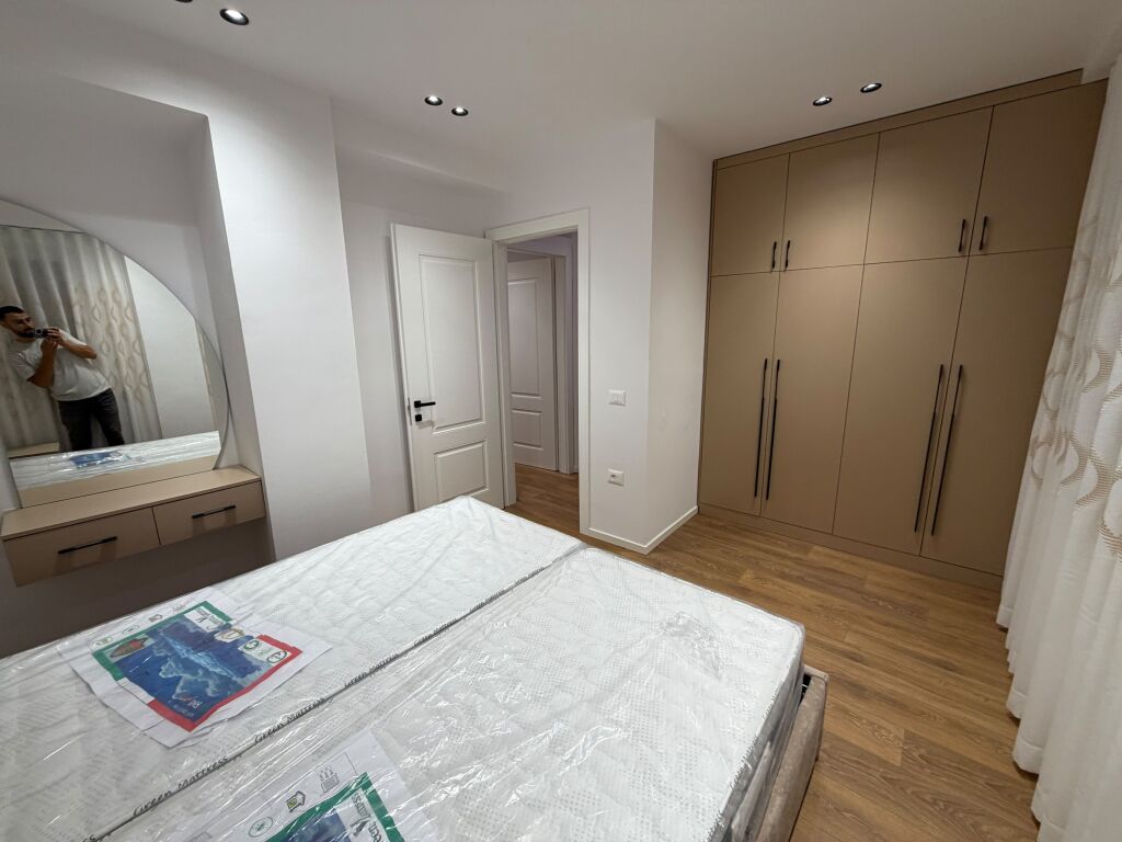 🏠 APPARTAMENTO IN AFFITTO 1+1 – 21 DHJETORI  📍 Indirizzo: 21 Dhjetori 🏢 Piano: 3 🛋️ Arredato ✨ Mai abitato prima 📐 Tipologia: 1+1  💰 Prezzo: 700 mila lek/mese 📅 Pagamento annuale: 650 mila lek/mese  