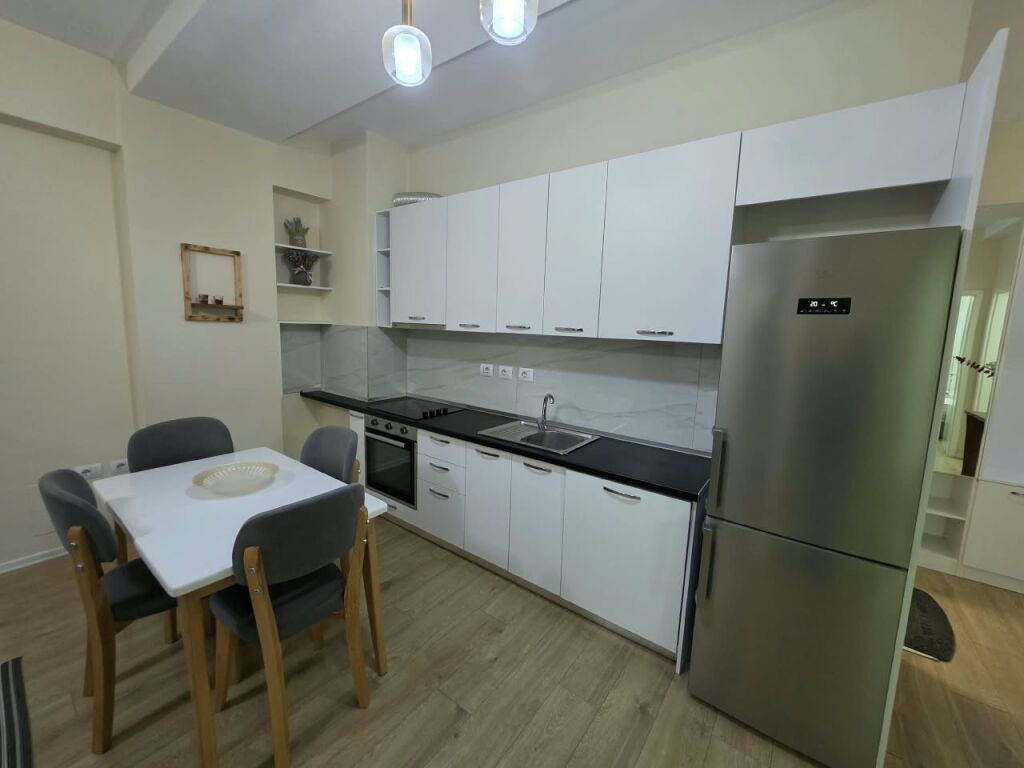 🏡 Appartamento 2+1 in affitto  📍 Via Siri Kodra   🏢 6° piano (con ascensore)  🛋️ Arredato   💰 Prezzo: 60.000 Lek/mese