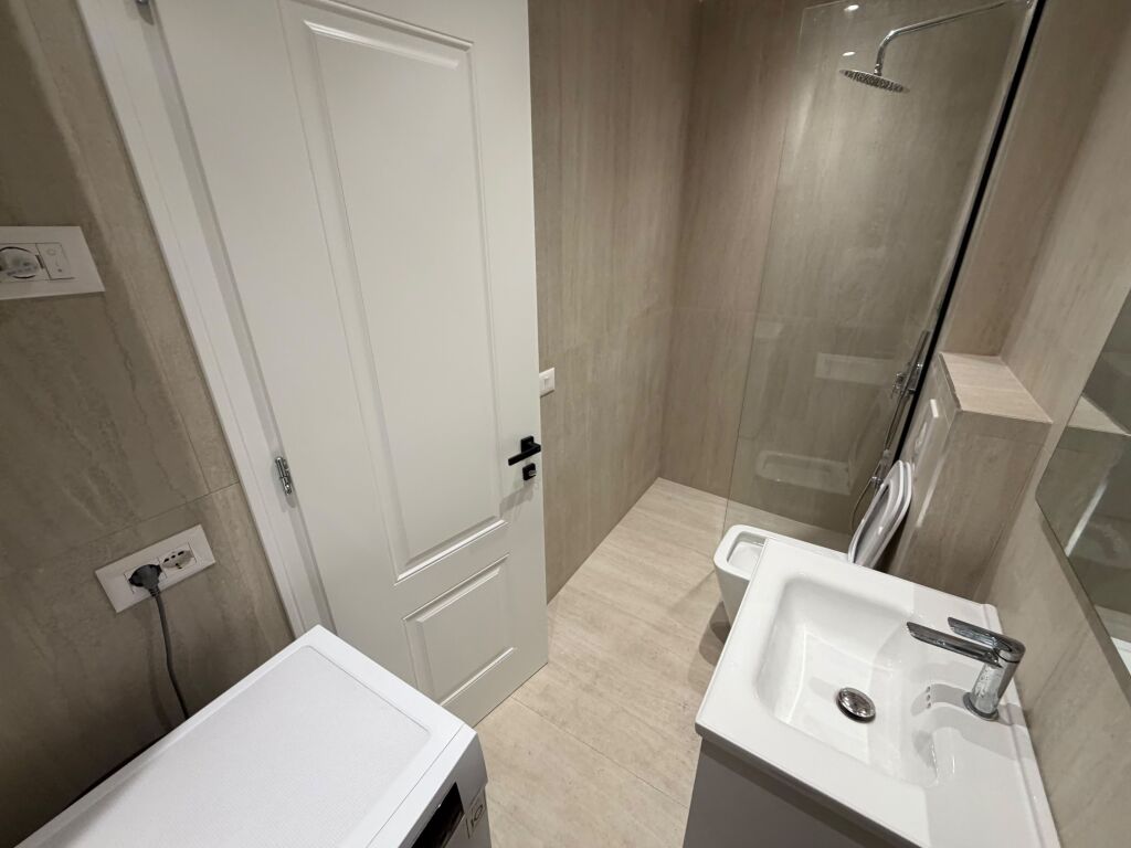 🏠 APPARTAMENTO IN AFFITTO 1+1 – 21 DHJETORI  📍 Indirizzo: 21 Dhjetori 🏢 Piano: 3 🛋️ Arredato ✨ Mai abitato prima 📐 Tipologia: 1+1  💰 Prezzo: 700 mila lek/mese 📅 Pagamento annuale: 650 mila lek/mese  