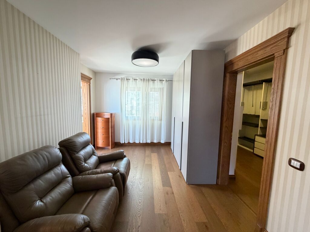 ✨ Elegance, space and comfort near the Zoo! ✨  🏡 Apartment 2+1+2 | 240 m² | 8th floor, top floor  In one of the most sought-after areas of Tirana, the Zoo 💰 Price: 2,200,000 lek