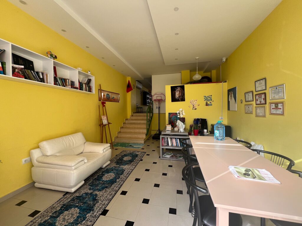 DYQAN OKAZION  PER SHITJE TE VILA L ASTIR