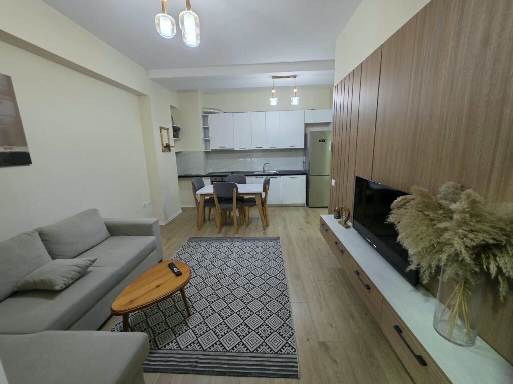 🏡 Appartamento 2+1 in affitto  📍 Via Siri Kodra   🏢 6° piano (con ascensore)  🛋️ Arredato   💰 Prezzo: 60.000 Lek/mese