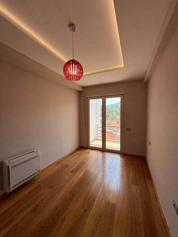 Shitet apartament 2+1 tek Liqeni i Thate , prane Marketi Im .