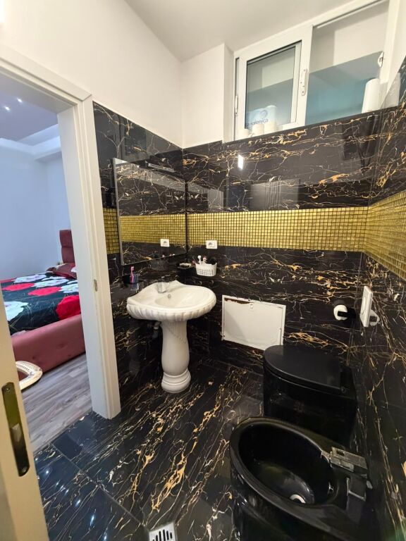🏡 APARTAMENT 2+1+2 ME QIRA – LUNGOMARE, VLORË