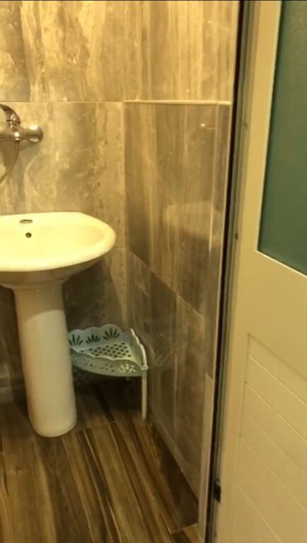 Jepet me qira garsoniere e mobiluar kati i pare shtepi private Astir 21,000 l/muaj
