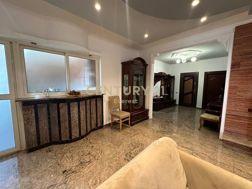 QENDER, APARTAMENT 2+1+2 PER QIRA
