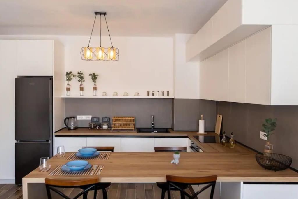 Qera | Apartament 1 + 1 + Parkim | Rruga e Barrikadave | 1000 €/muaj