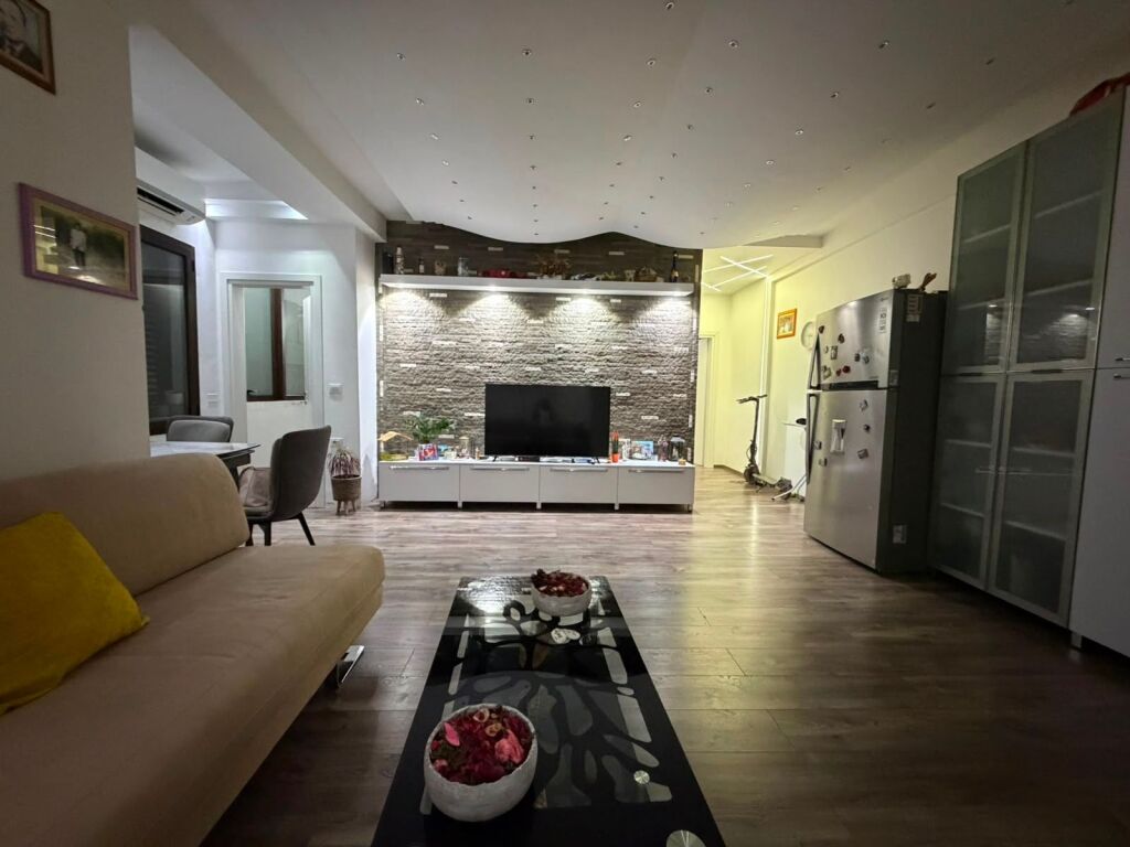 🏡 APARTAMENT 2+1+2 ME QIRA – LUNGOMARE, VLORË