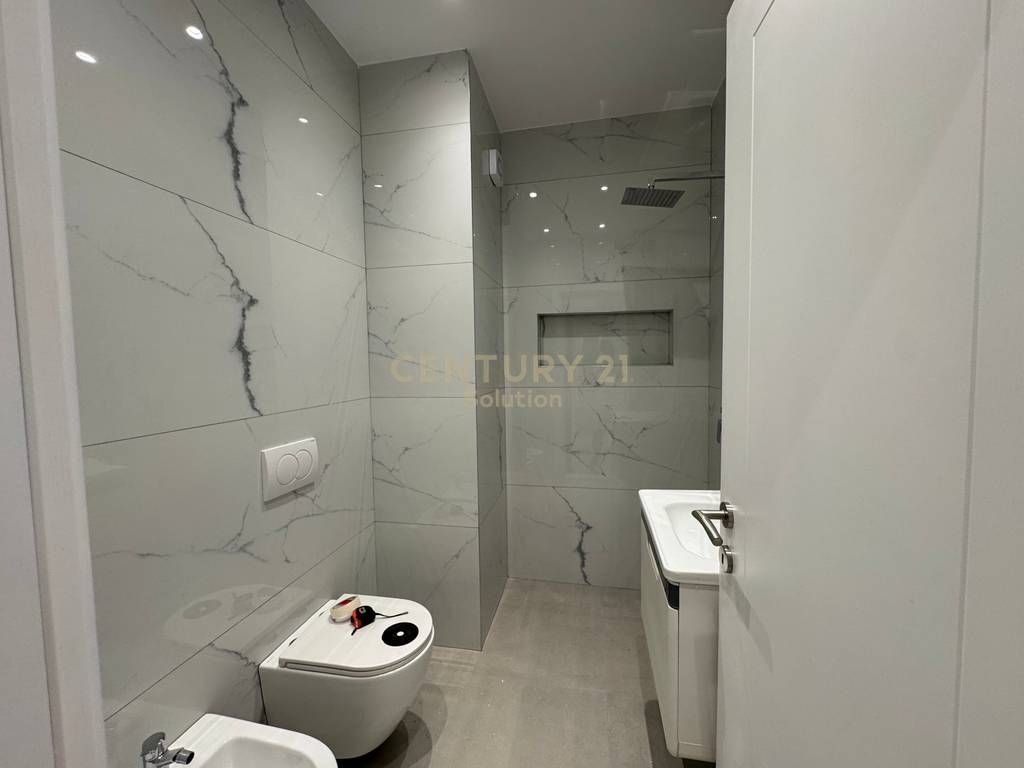 SHESIM 2+1PRANE BULEVARDIT TE RI 240,000 €