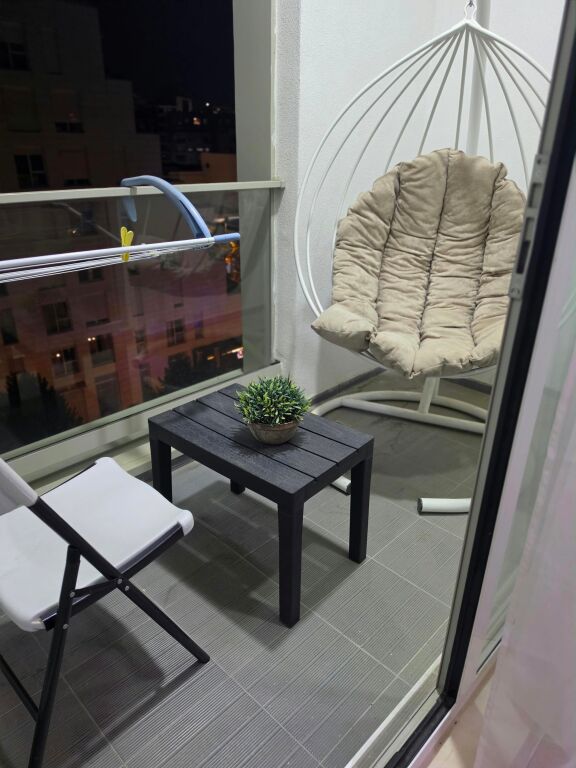🏡 Appartamento 2+1 in affitto  📍 Via Siri Kodra   🏢 6° piano (con ascensore)  🛋️ Arredato   💰 Prezzo: 60.000 Lek/mese