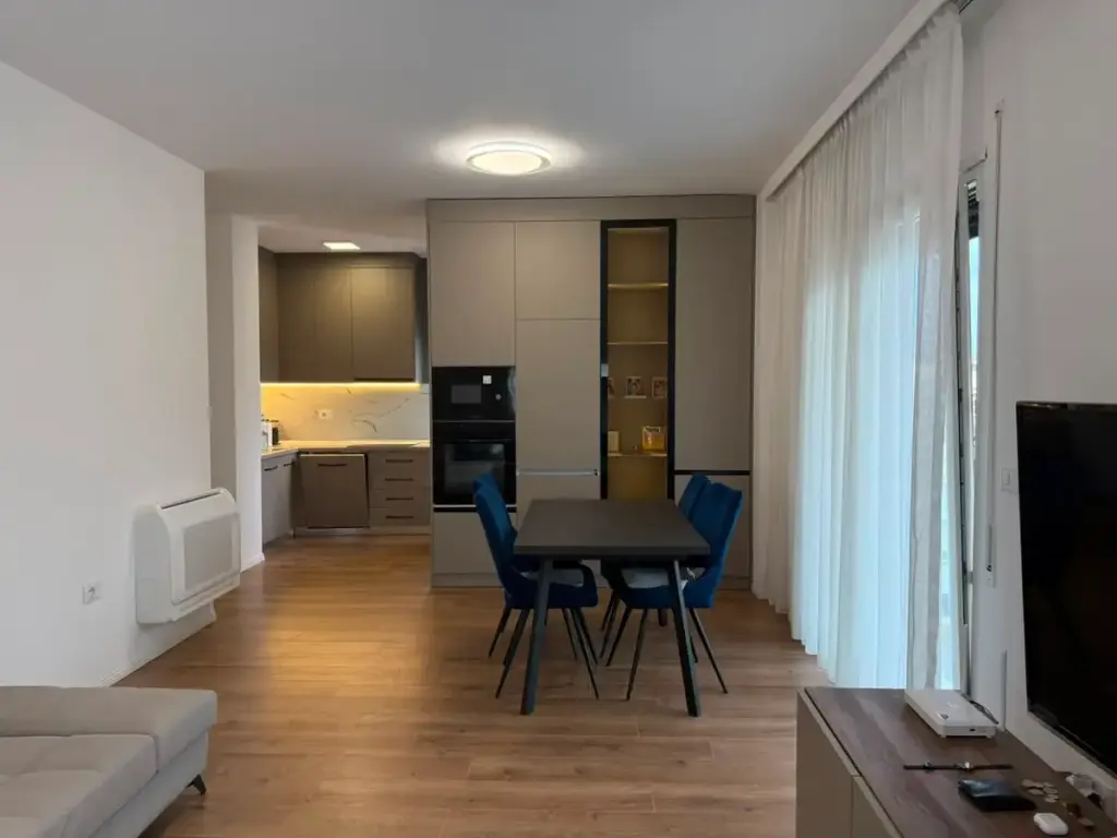 VENDIAMO APPARTAMENTO 2+1+2 PRESSO KODRA E DIELLIT!