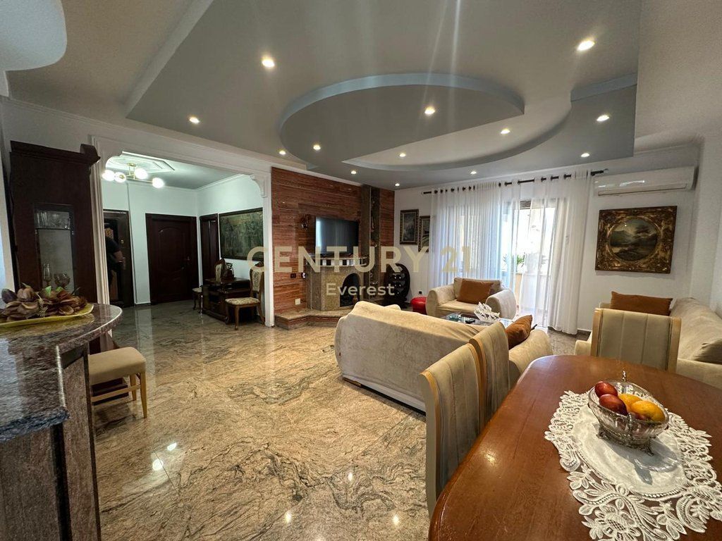 QENDER, APARTAMENT 2+1+2 PER QIRA 980 € /Muaj 90,000 Lekë /Muaj